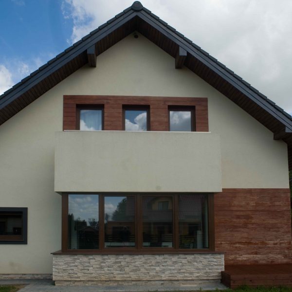 Grafitowa płaska dachówka Braas Teviva na dachu o minimalistycznej formie.